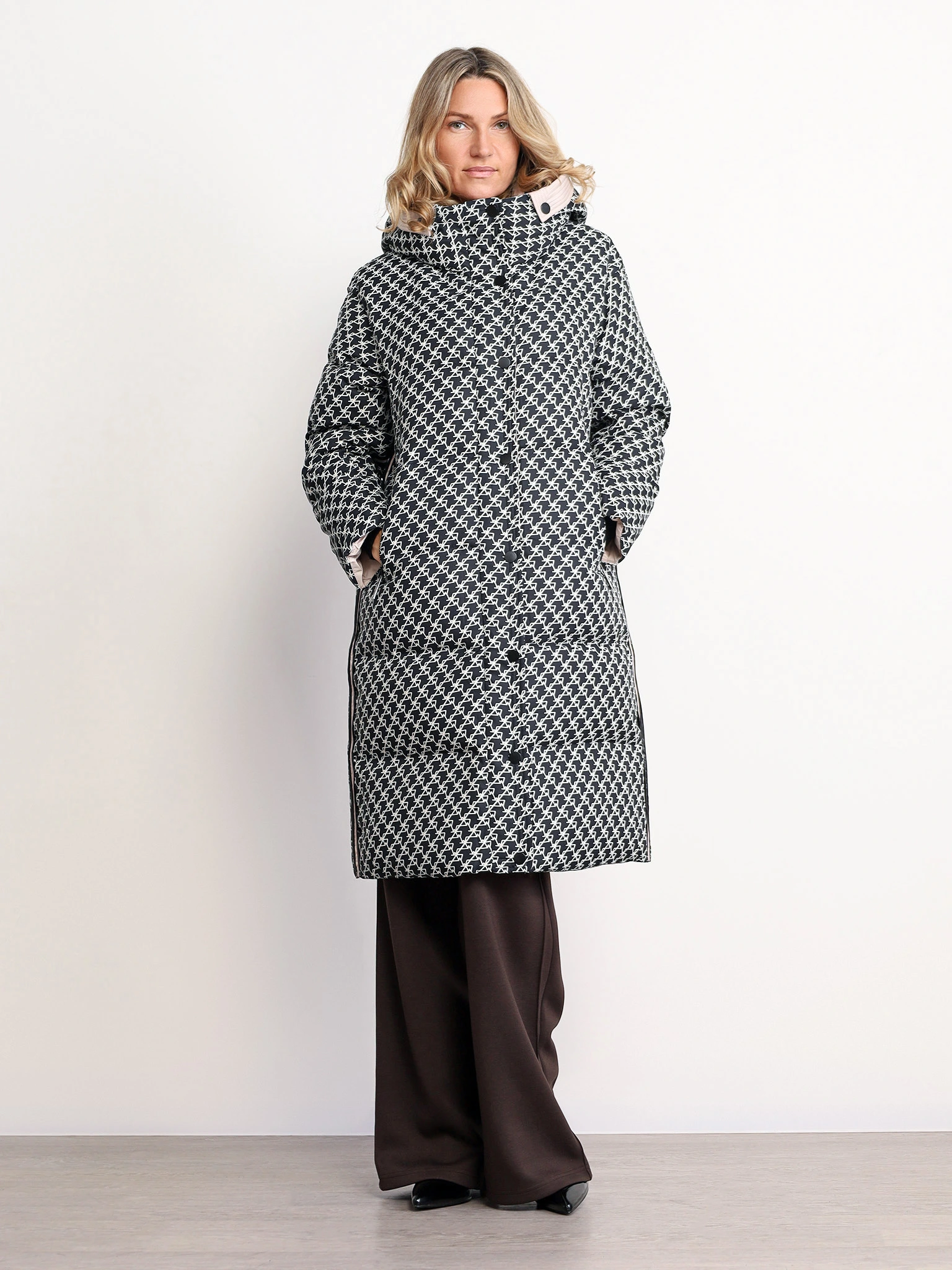 Пуховик черного цвета с капюшоном